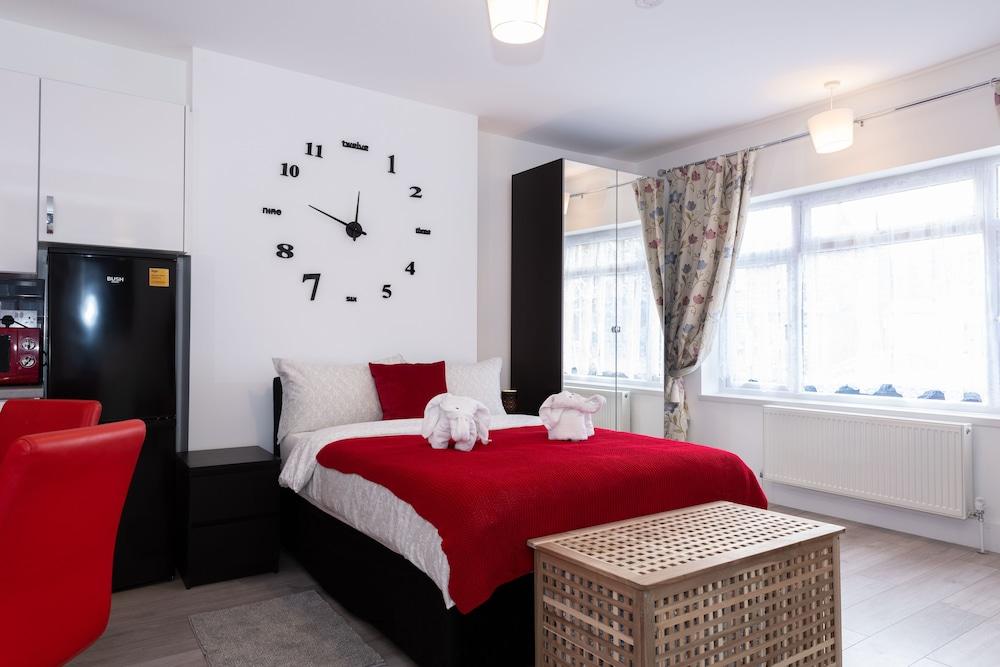 Modern studio in Harrow - Tap to explore photos