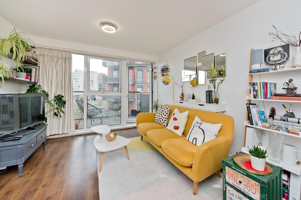 Bright Greenwich Flat Near Canary Wharf by Underthedoormat - Tap to explore photos