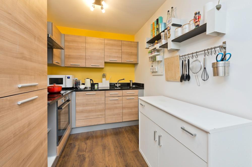 Bright Greenwich Flat Near Canary Wharf by Underthedoormat - Tap to explore photos