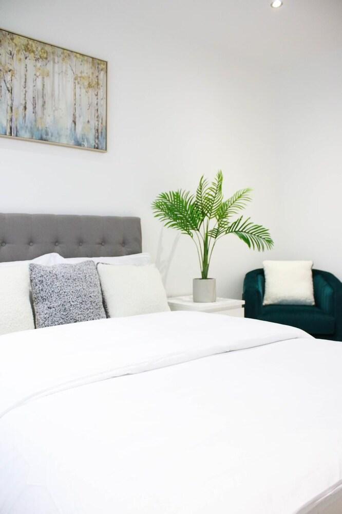 Guthrum Place 3bedroom Luxury Apt Royal Wharf Dock - Tap to explore photos
