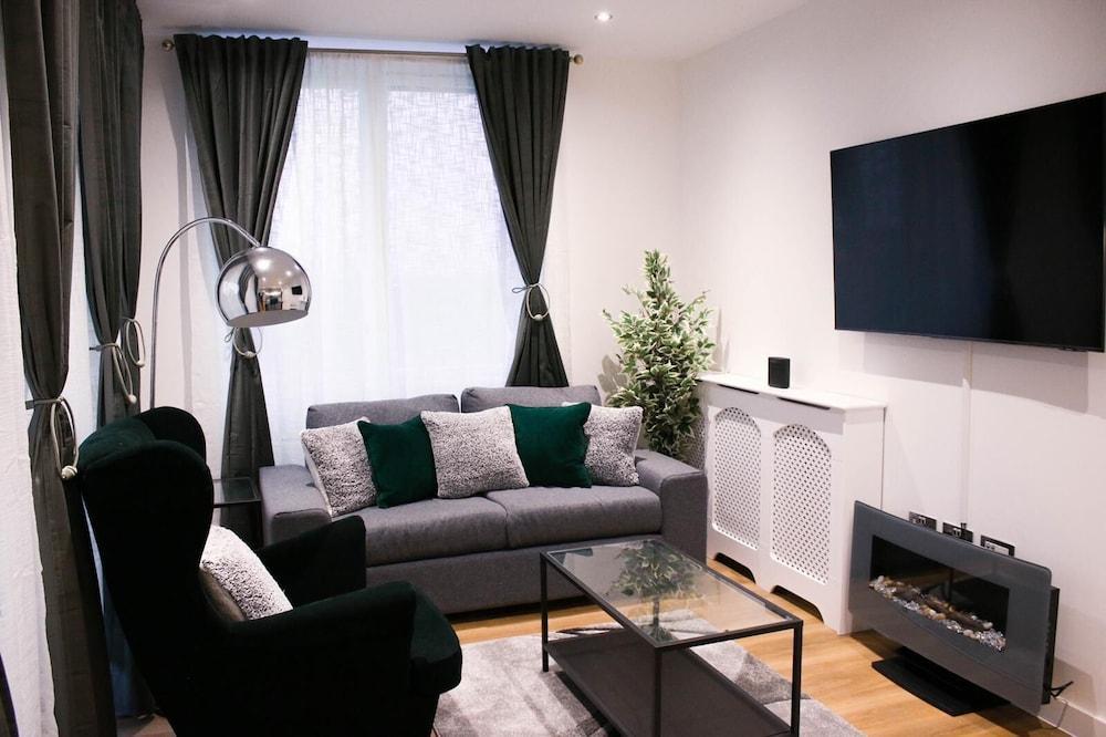 Guthrum Place 3bedroom Luxury Apt Royal Wharf Dock - Tap to explore photos