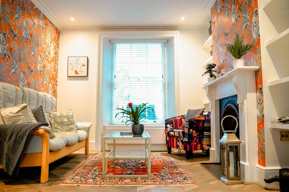 Beautiful & Historic Victoria 3brs Retreat With AC - Tap to explore photos