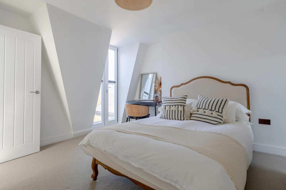 Stunning 3BD Home - Clapham, Near Northcote Rd - Tap to explore photos