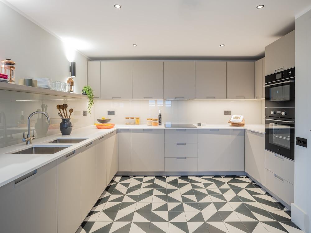 Stylish Studios SOUTHFIELDS STATION - Tap to explore photos