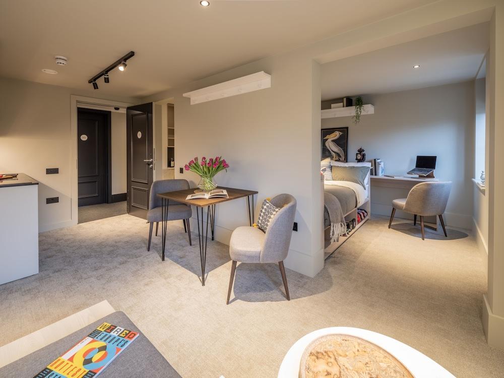 Stylish Studios SOUTHFIELDS STATION - Tap to explore photos