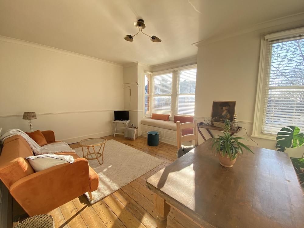 Stylish Apt London Excel Olympic Close to Station - Tap to explore photos
