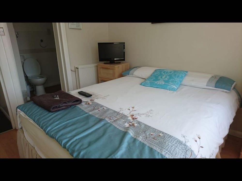 Room in Guest Room - En Suite Shower Room Double Room With 1 Double Deyr - Tap to explore photos