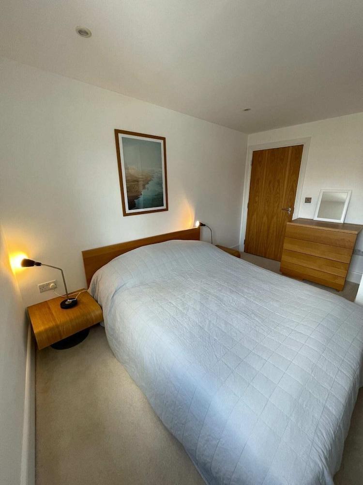 Beautiful 2BD Flat by Regents Canal - Islington - Tap to explore photos