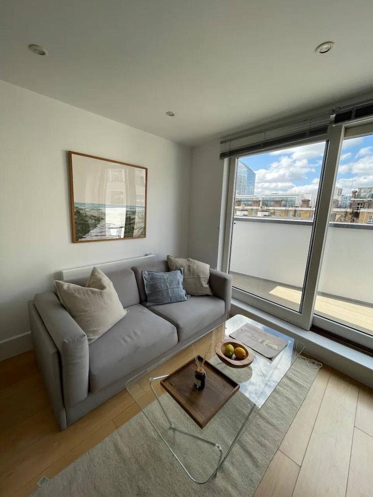 Beautiful 2BD Flat by Regents Canal - Islington - Tap to explore photos