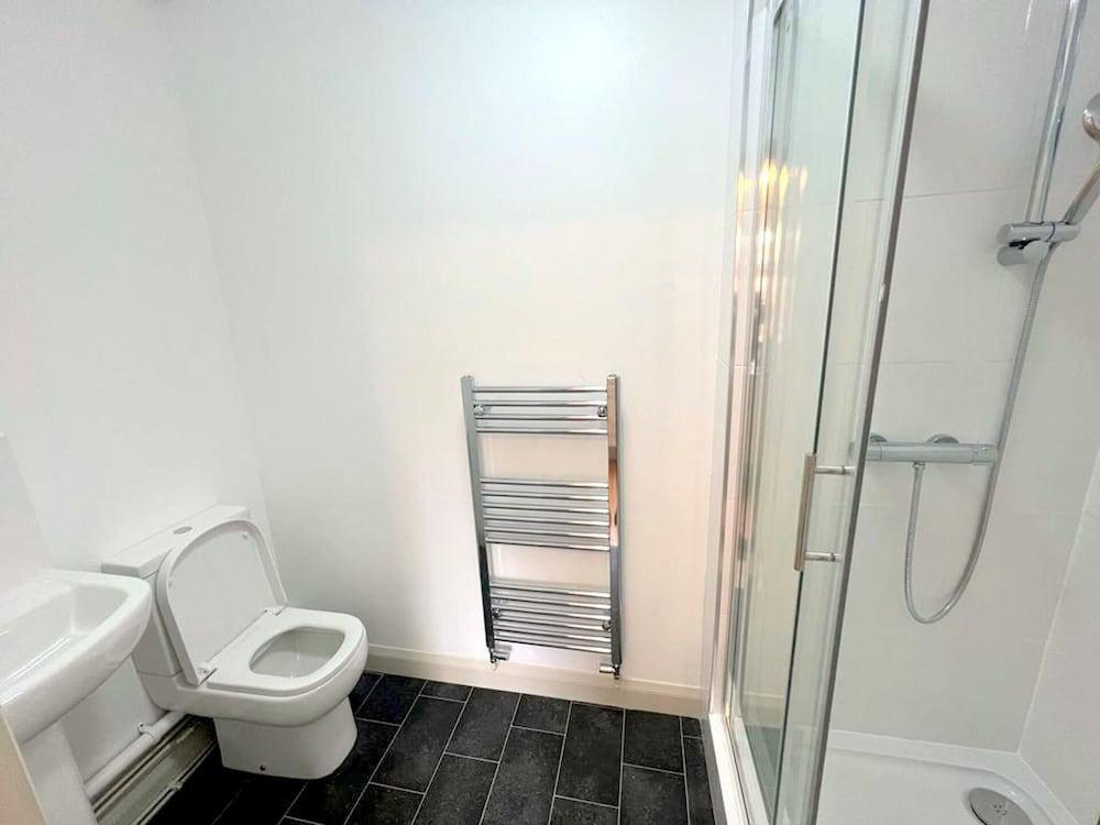 Twin Studio Flat in Sutton - Ground Floor - Tap to explore photos