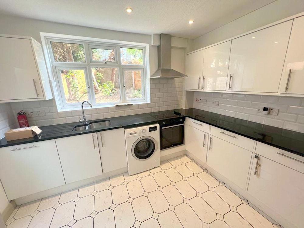 Twin Studio Flat in Sutton - Ground Floor - Tap to explore photos