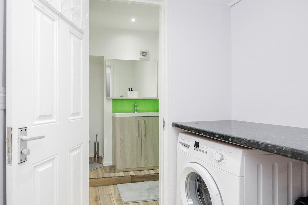 TMS Beautiful 4 Bedroom House!dagenham!freeparking - Tap to explore photos