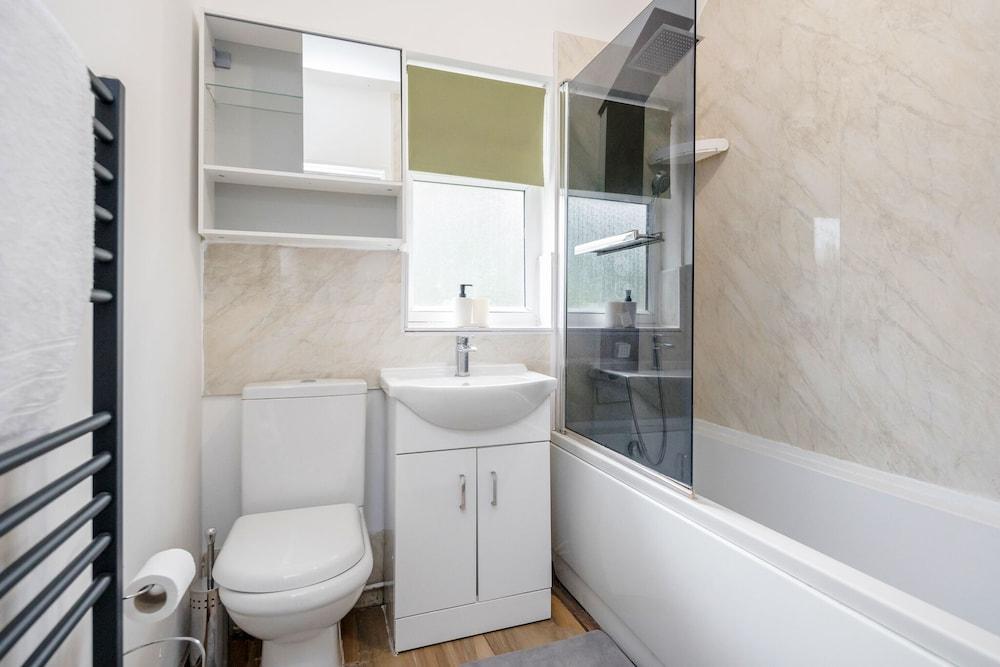 TMS Beautiful 4 Bedroom House!dagenham!freeparking - Tap to explore photos