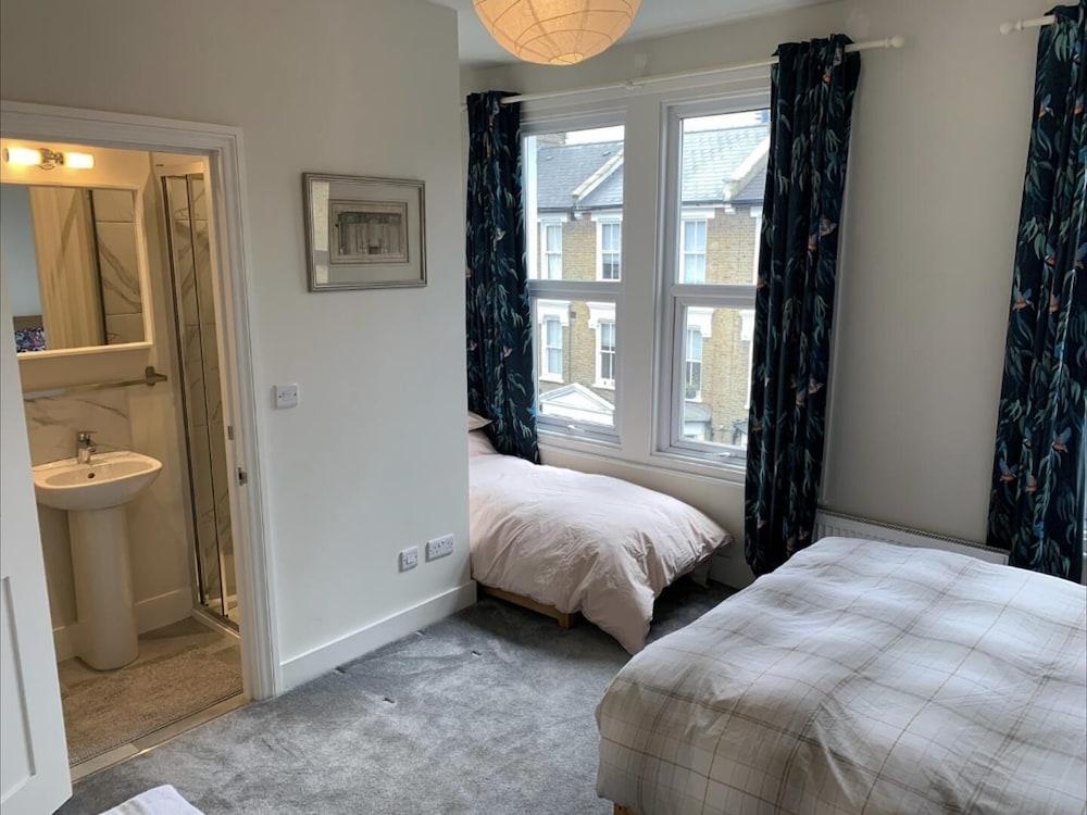 Inviting Studio Flat in London, England - Tap to explore photos