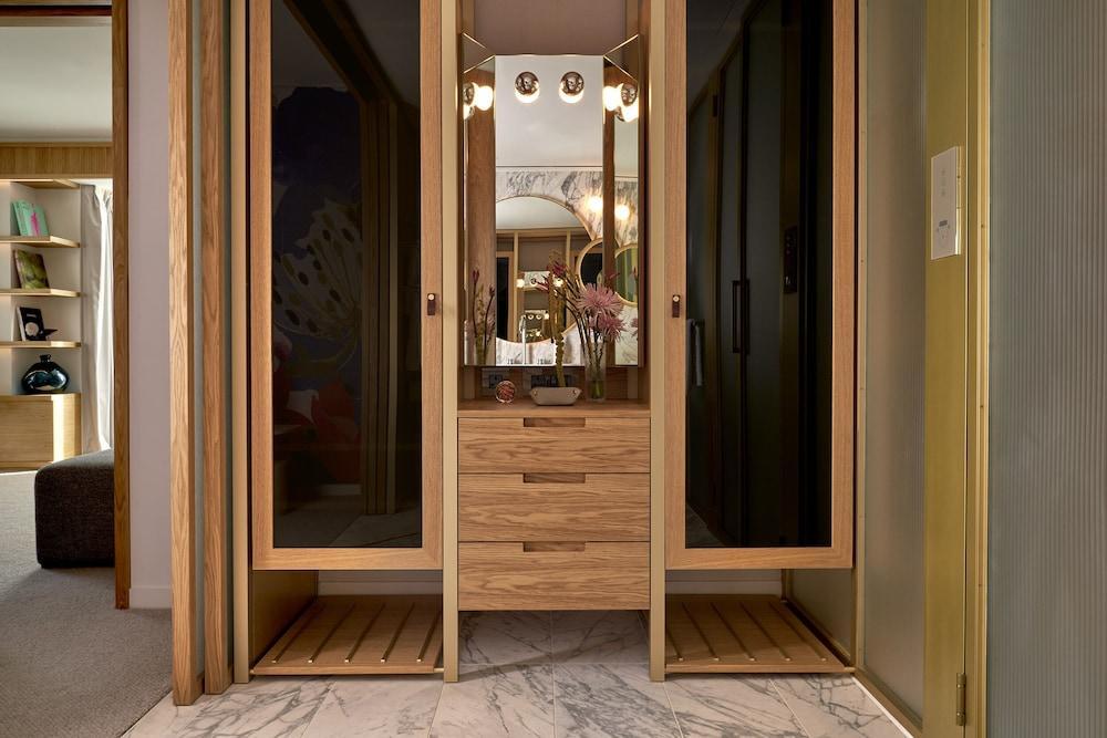 The BoTree London, Curio Collection by Hilton Room Type - Welbeck Suite