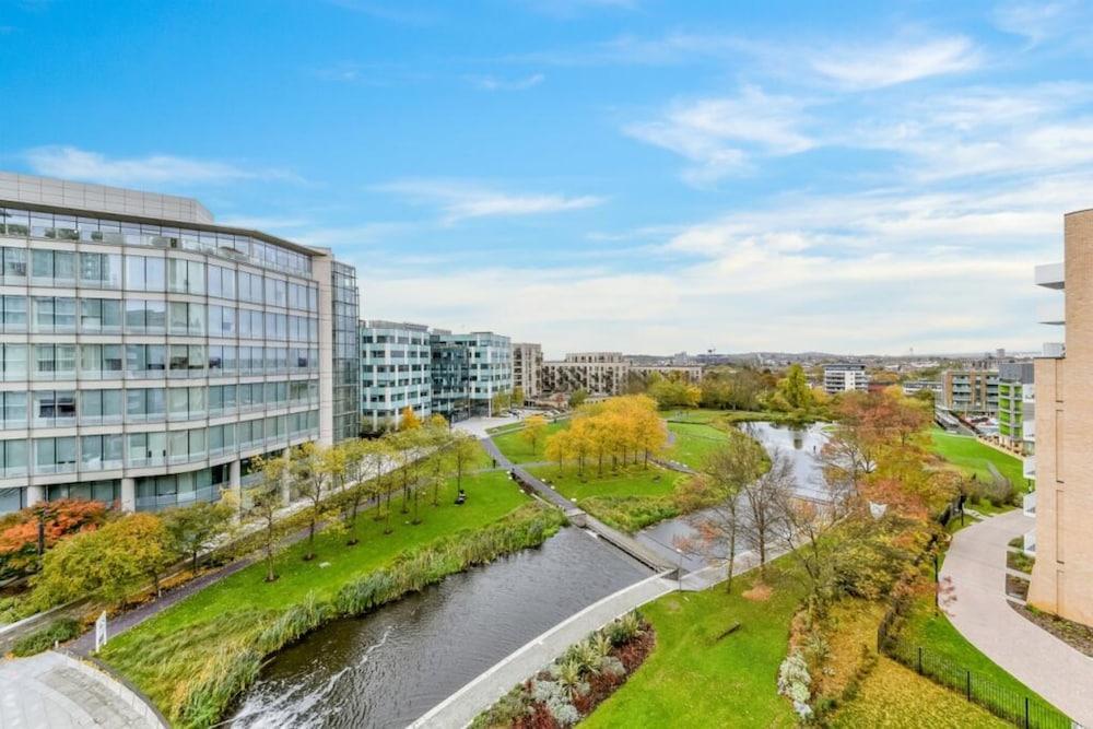 Bright 2 Bed 1 Bath in LONDON SK - Tap to explore photos
