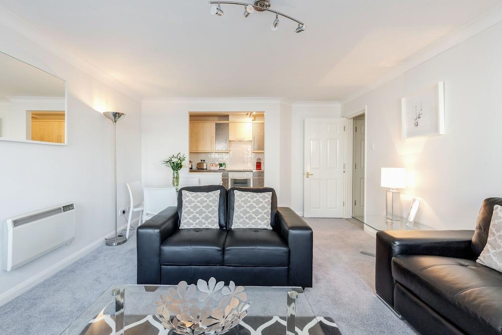 Roomspace Apartments - Regents Court - Tap to explore photos