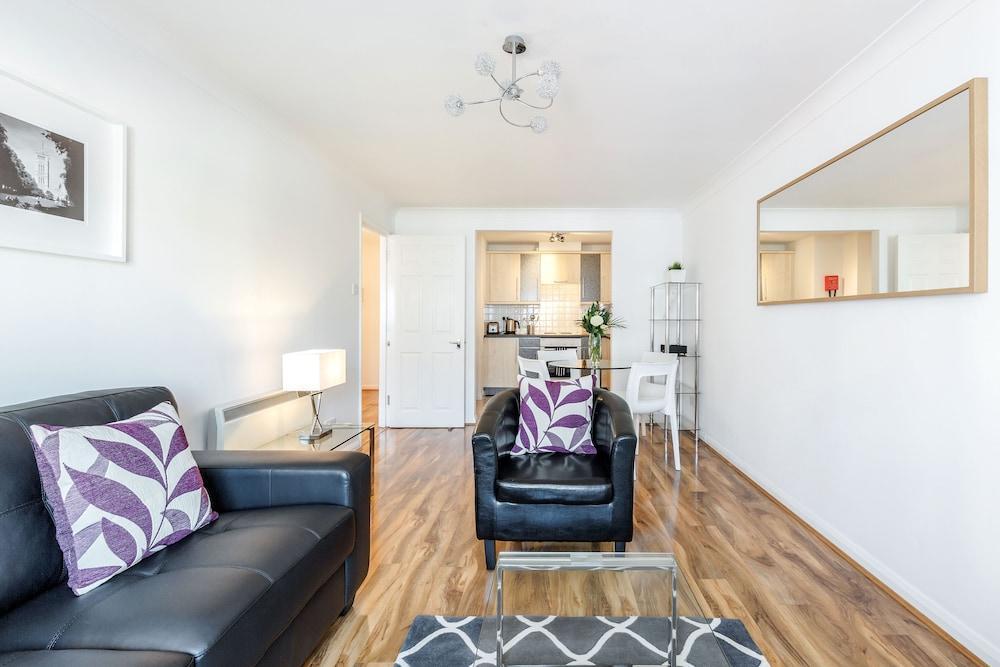 Roomspace Apartments - Regents Court - Tap to explore photos