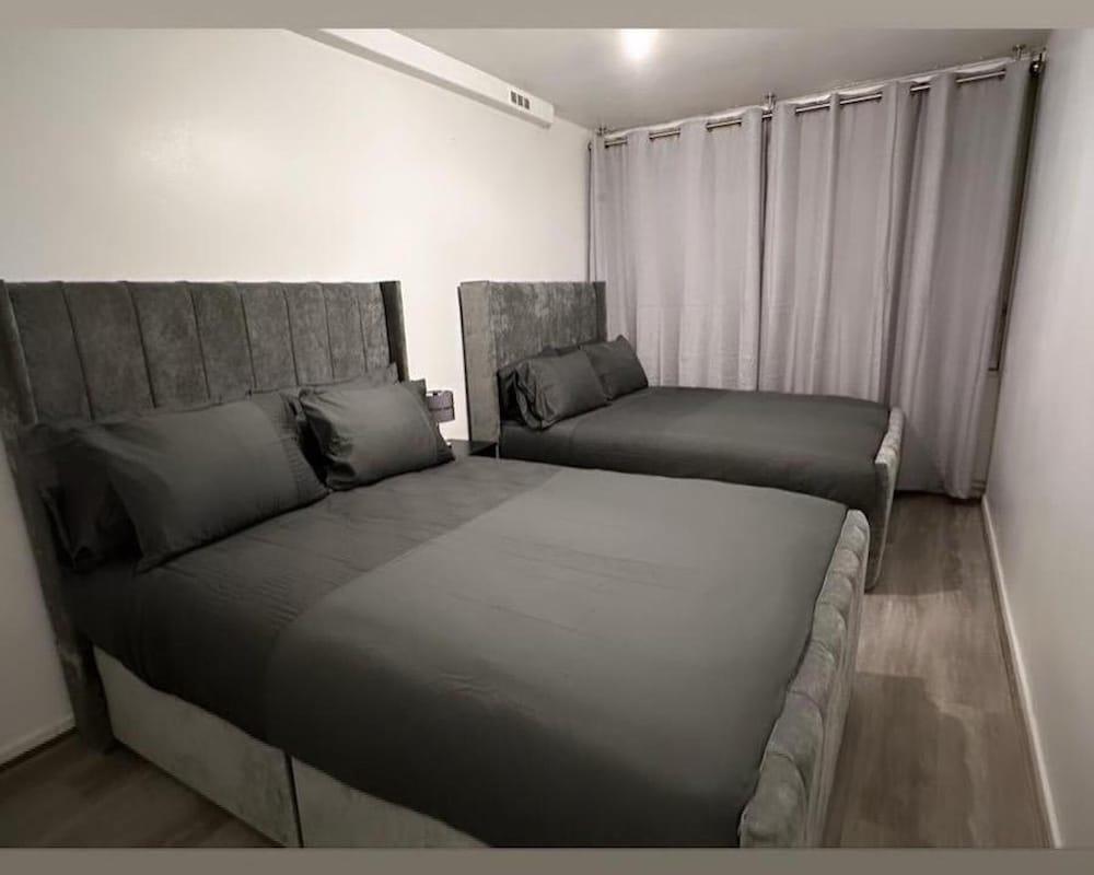 New! Xtra Large 4 Bedroom Up to 14 Guests - Tap to explore photos