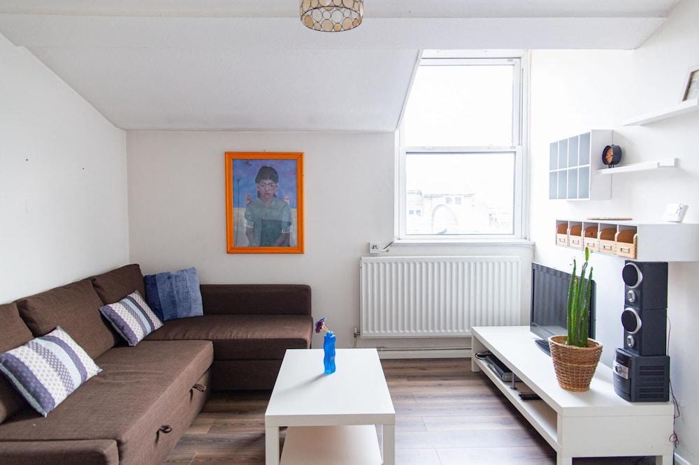 Plush Stay for Four in Central Brixton - Tap to explore photos