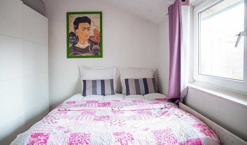 Plush Stay for Four in Central Brixton - Tap to explore photos