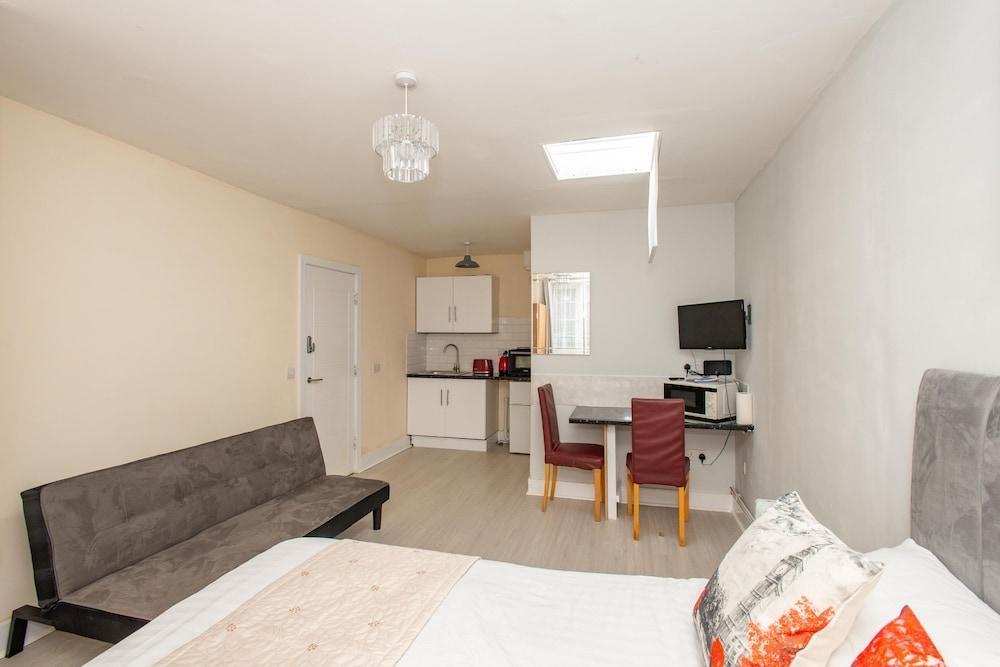 Newly Refurbished Studio, 20 Mins to London Bridge - Tap to explore photos