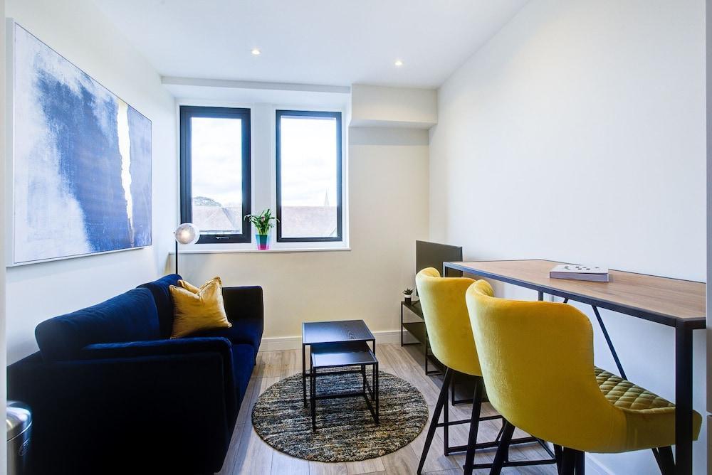 Beautiful 1-bed Apartment in Cheam, Sutton - Tap to explore photos