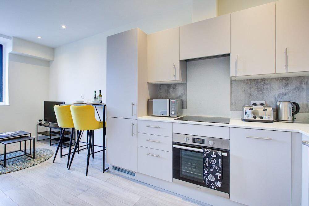 Beautiful 1-bed Apartment in Cheam, Sutton - Tap to explore photos