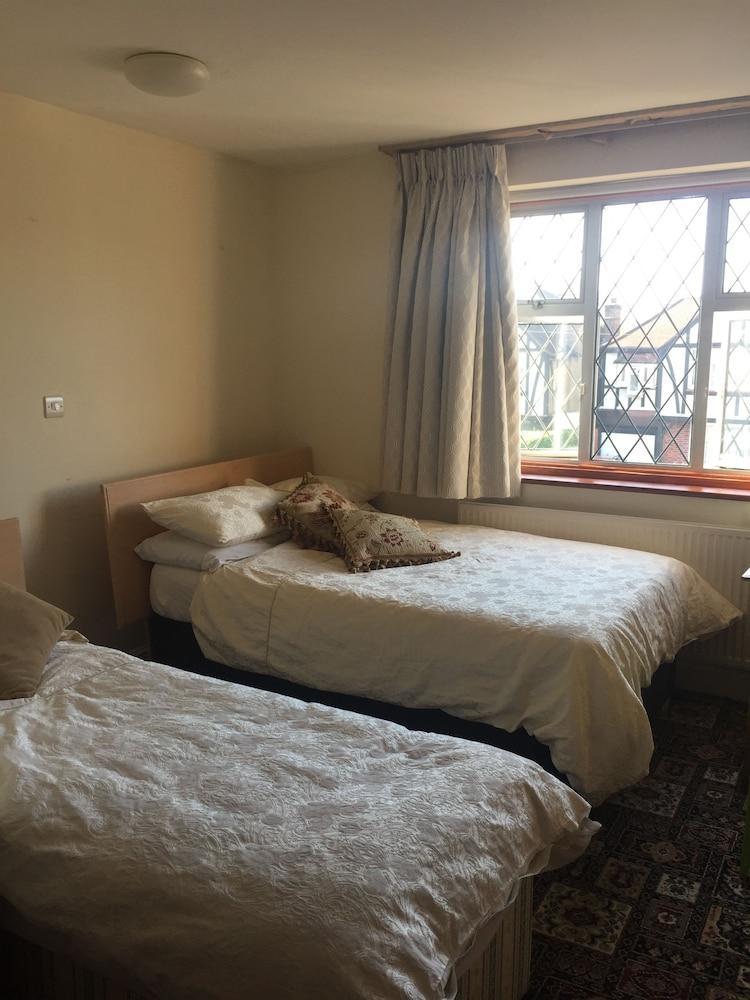 Edgware Bed and Breakfast - Tap to explore photos