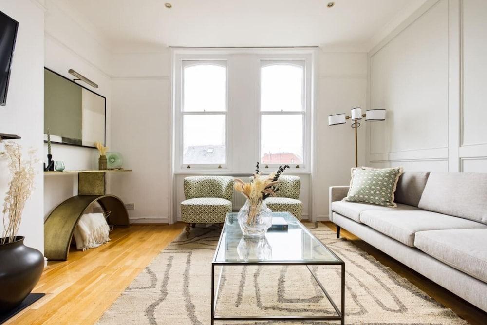 The Camden Crib - Glamorous 3bdr Flat With Study Room - Tap to explore photos