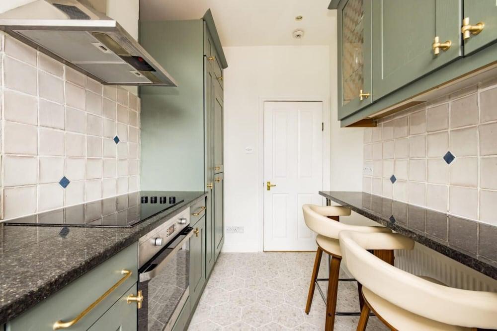 The Camden Crib - Glamorous 3bdr Flat With Study Room - Tap to explore photos