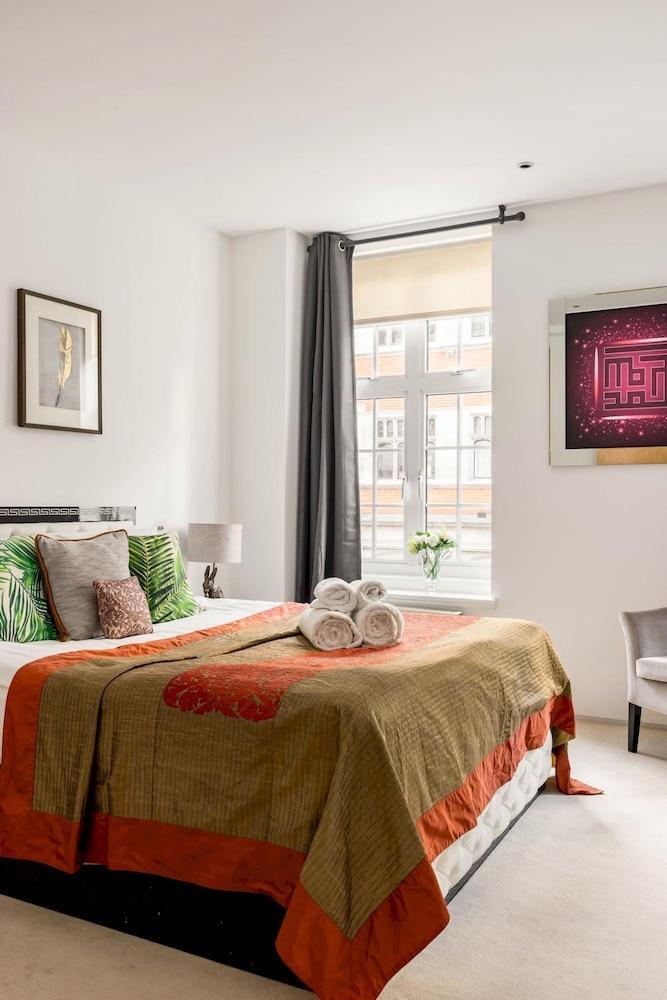 Park Lane 4-bed Huge Designer pad - Tap to explore photos