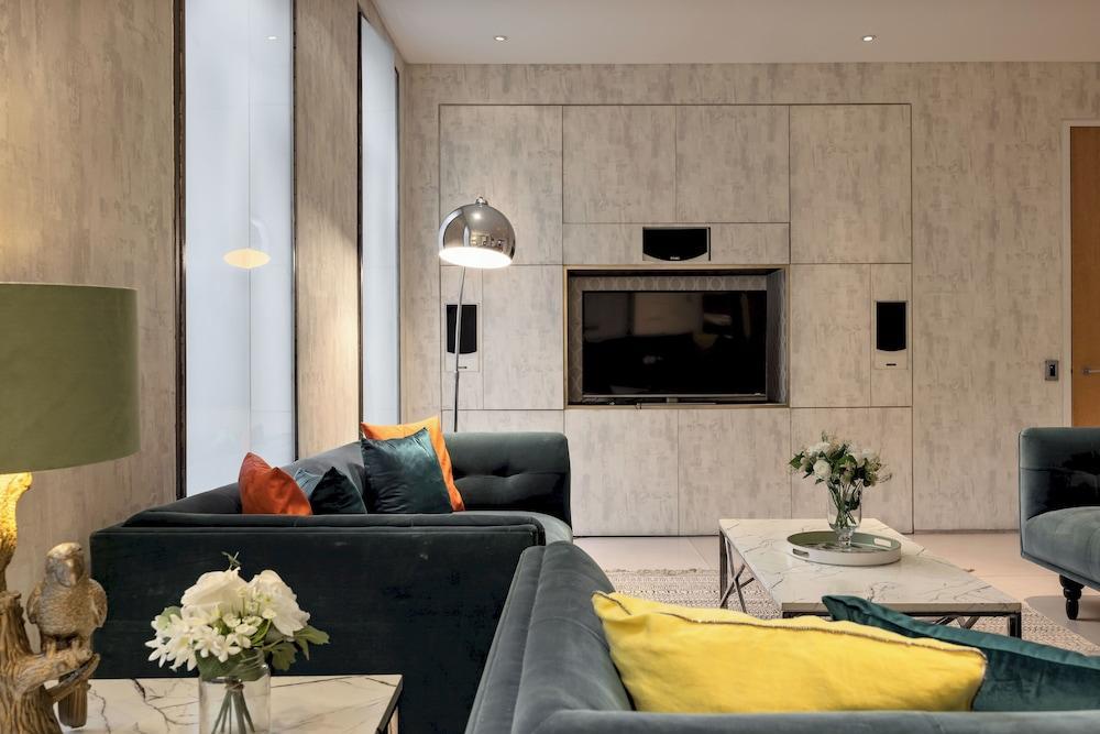 Park Lane 4-bed Huge Designer pad - Tap to explore photos