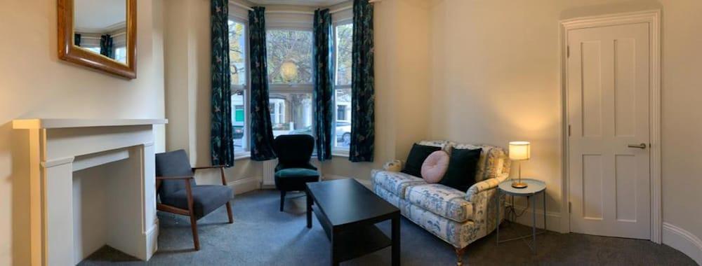 Very Large and Splendid Terrace House in London - Tap to explore photos