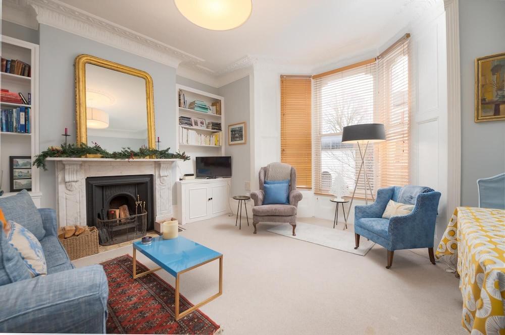 Charming Flat in Leafy West London by Underthedoormat - Tap to explore photos