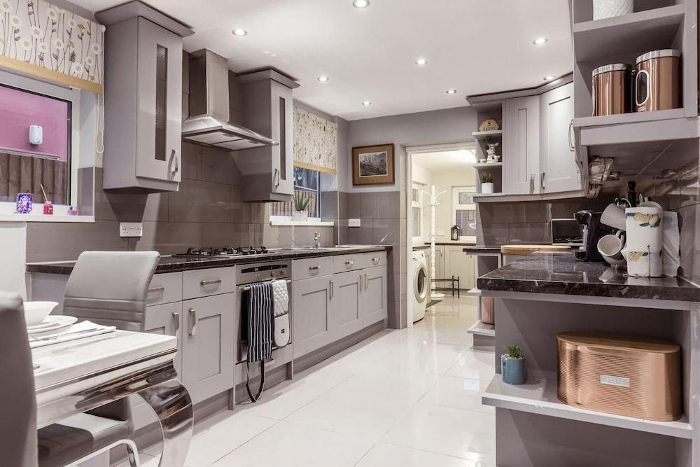 Immaculate Beautiful House in North Central London - Tap to explore photos