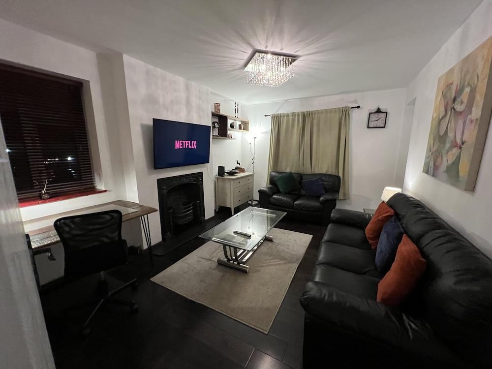 Specious 2 x Double Bedroom Flat in London E18 - Tap to explore photos