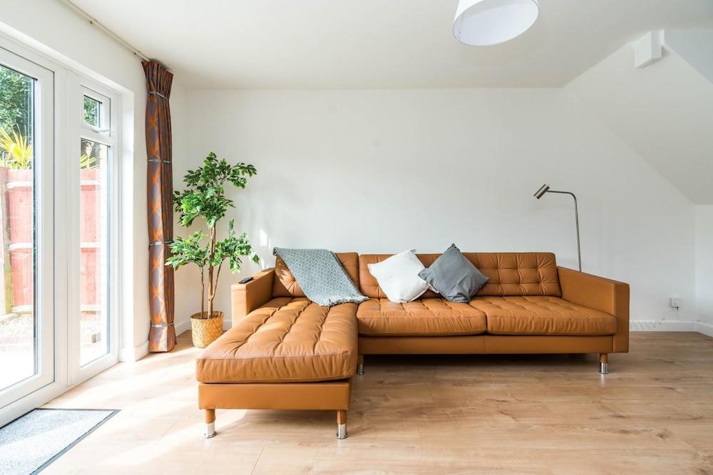 Sleek and Stylish 2BD Home With a Garden Anerley - Tap to explore photos