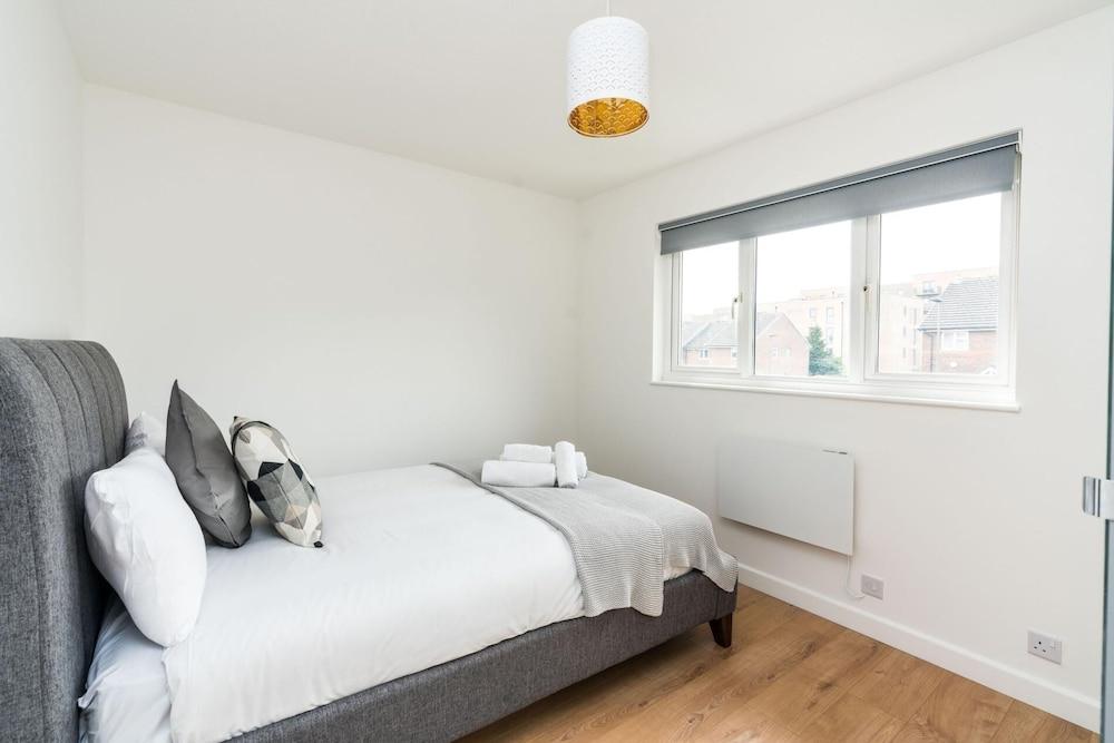 Sleek and Stylish 2BD Home With a Garden Anerley - Tap to explore photos