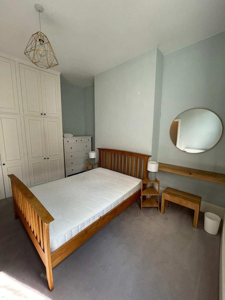 Bright & Beautiful 1BD Flat - South Wimbledon - Tap to explore photos