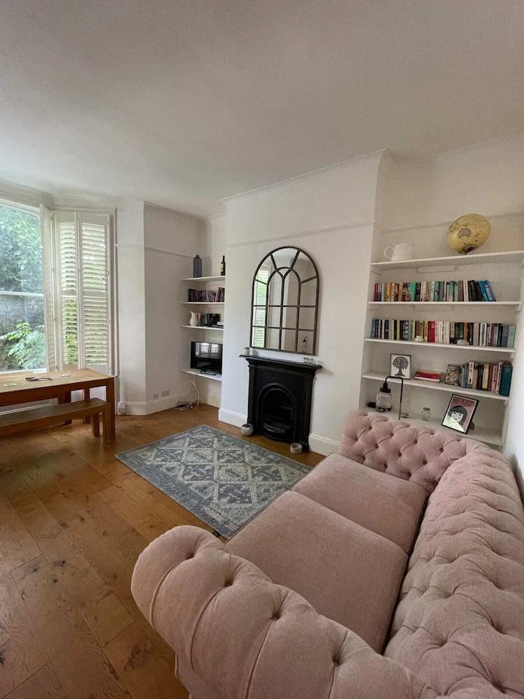 Bright & Beautiful 1BD Flat - South Wimbledon - Tap to explore photos