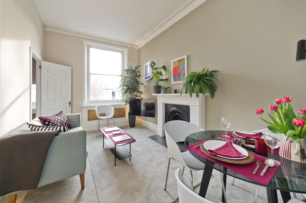 Charming Apartment Close to Kings Road Chelsea by Underthedoormat - Tap to explore photos