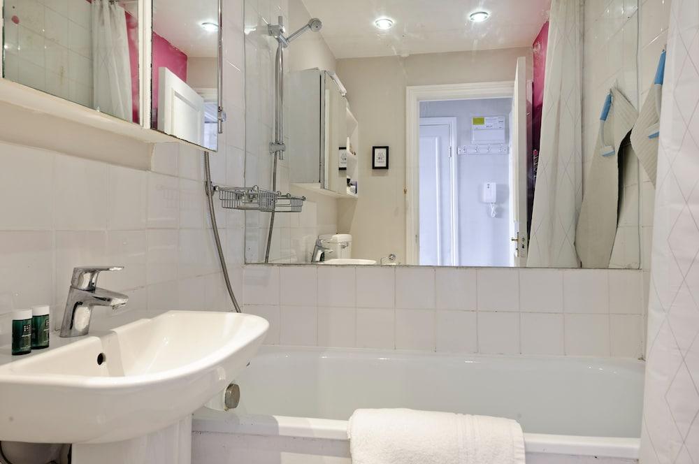 Charming Apartment Close to Kings Road Chelsea by Underthedoormat - Tap to explore photos