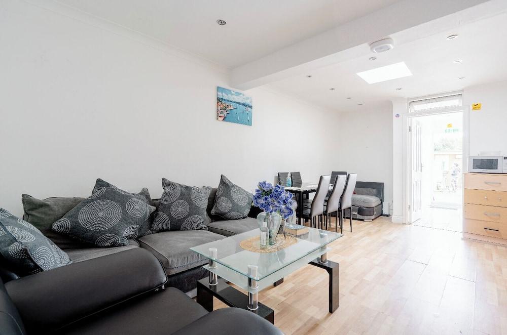 ABNB Accommodation Heathrow Airport-Free Parking - Tap to explore photos