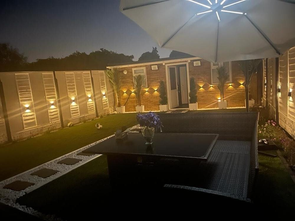 North Avenue Guest House Ltd, Heathrow Airport-Free Parking - Tap to explore photos