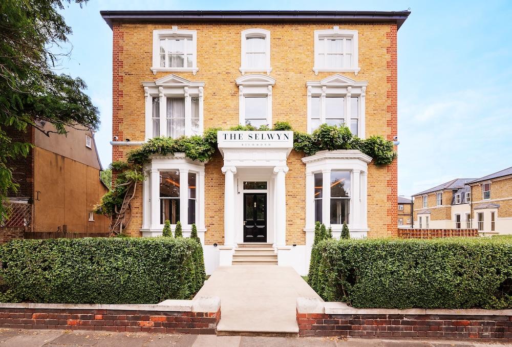 The Selwyn Hotel - Tap to explore photos