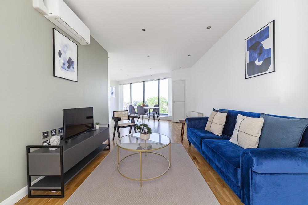 The Streatham Penthouse - Tap to explore photos