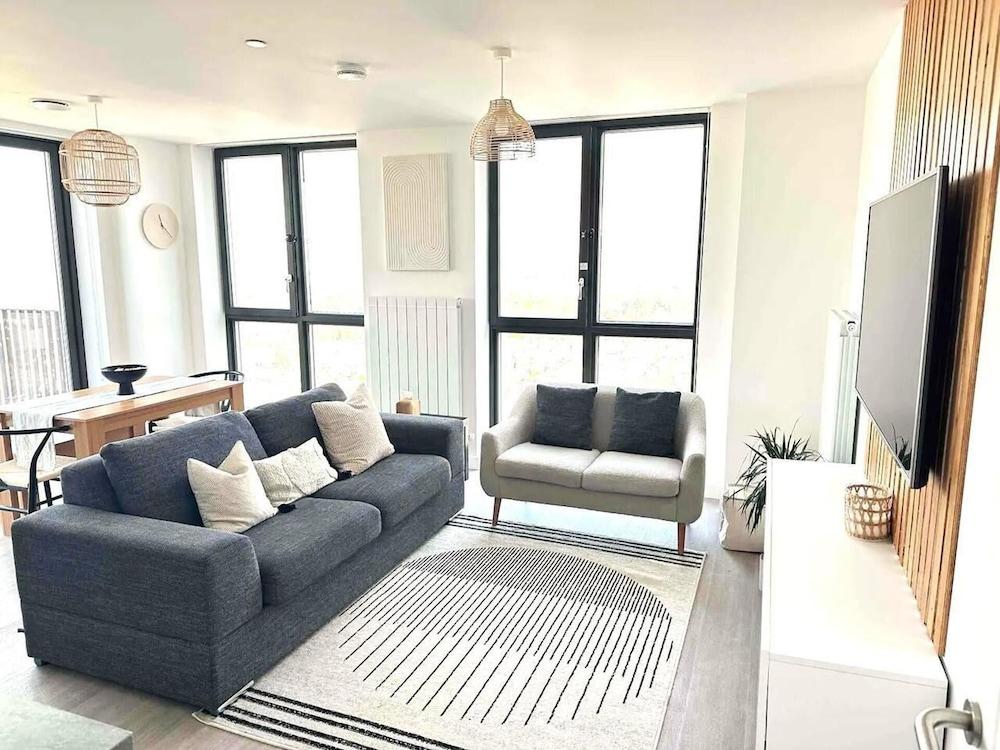 Beautiful 2 Bed Penthouse With Balcony Views Ldn - Tap to explore photos
