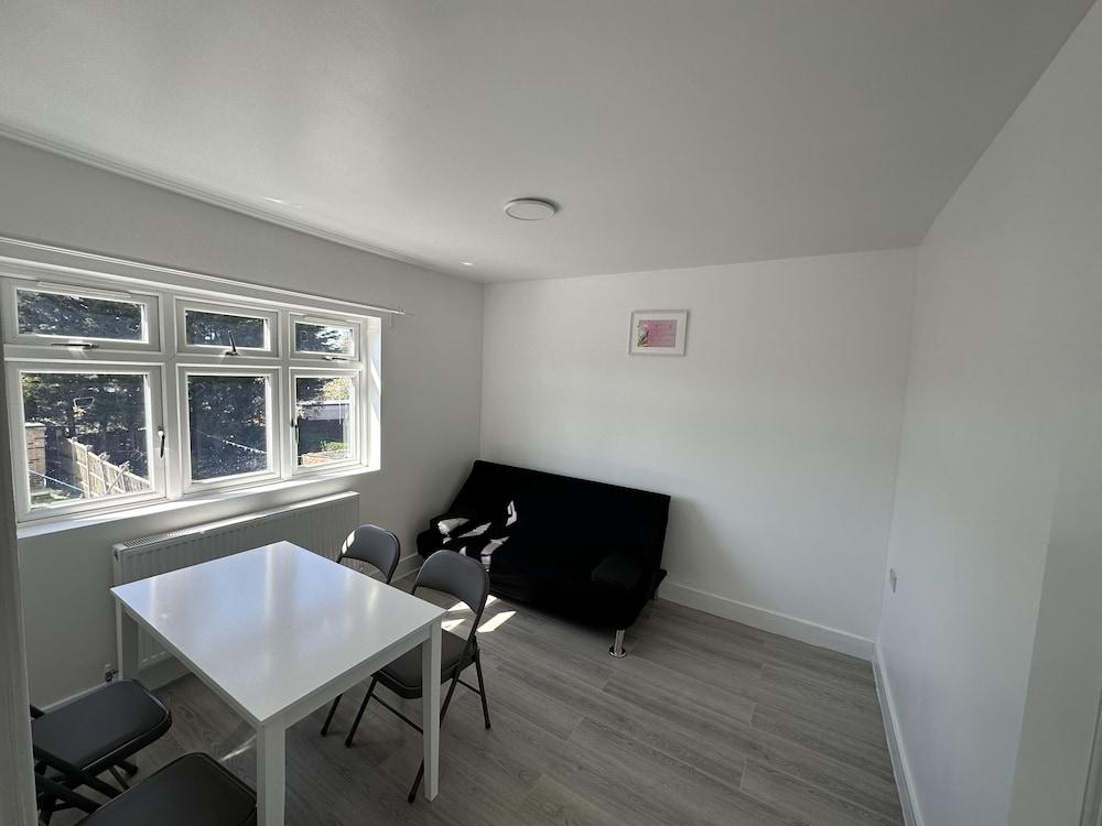 Immaculate 1-bed Apartment in Harrow - Tap to explore photos
