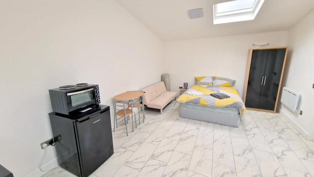 Large Triple Studio Flat - Croydon - Tap to explore photos